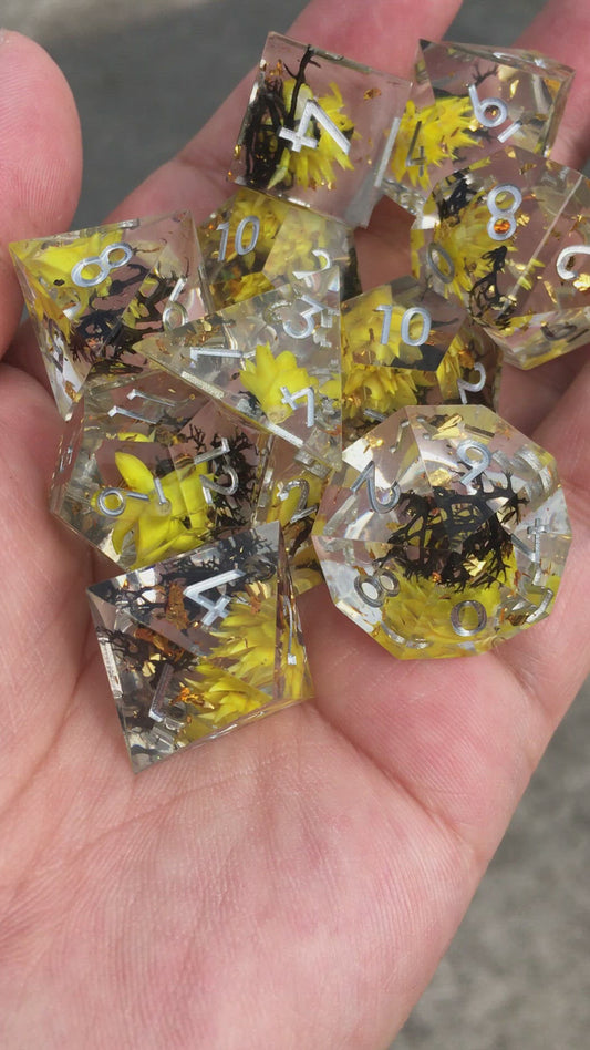 Sharp Resin flower inside 7 DND dice for Dungeons and Dragons(only for wholesale)